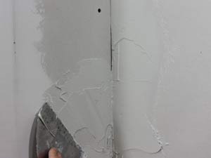 photo applying joint compound to an inside drywall corner