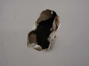 photo a small hole in drywall